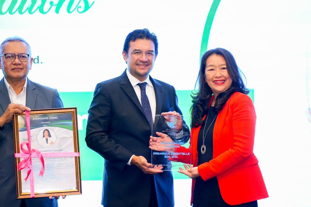 Award presentation at the 2025 Asia Pacific CEO Sustainability Awards