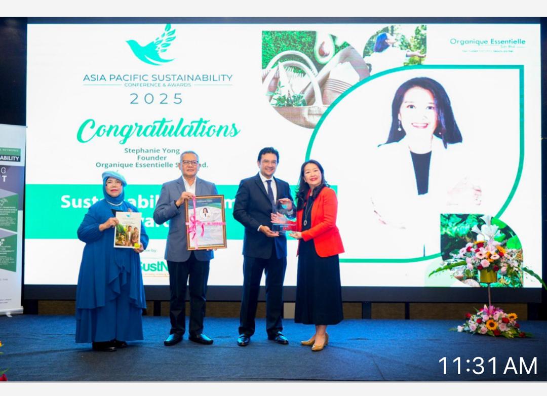 Organique Essentielle team with the 2025 Asia Pacific CEO Sustainability Awards trophy
